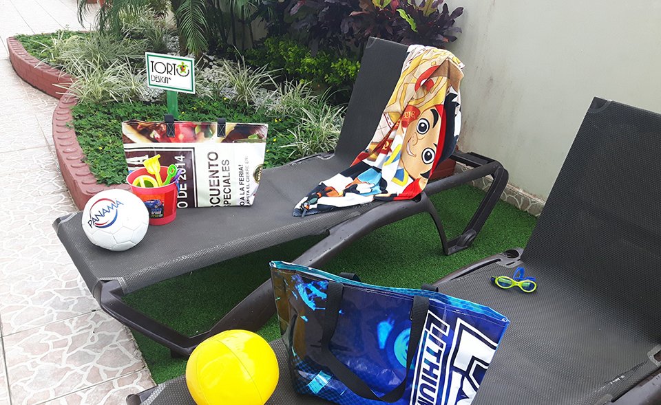 Bolsos Tortu Design en ambiente de playa y piscina