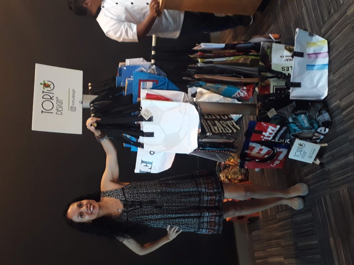 Tortu Design en exposición con bolsos artesanales